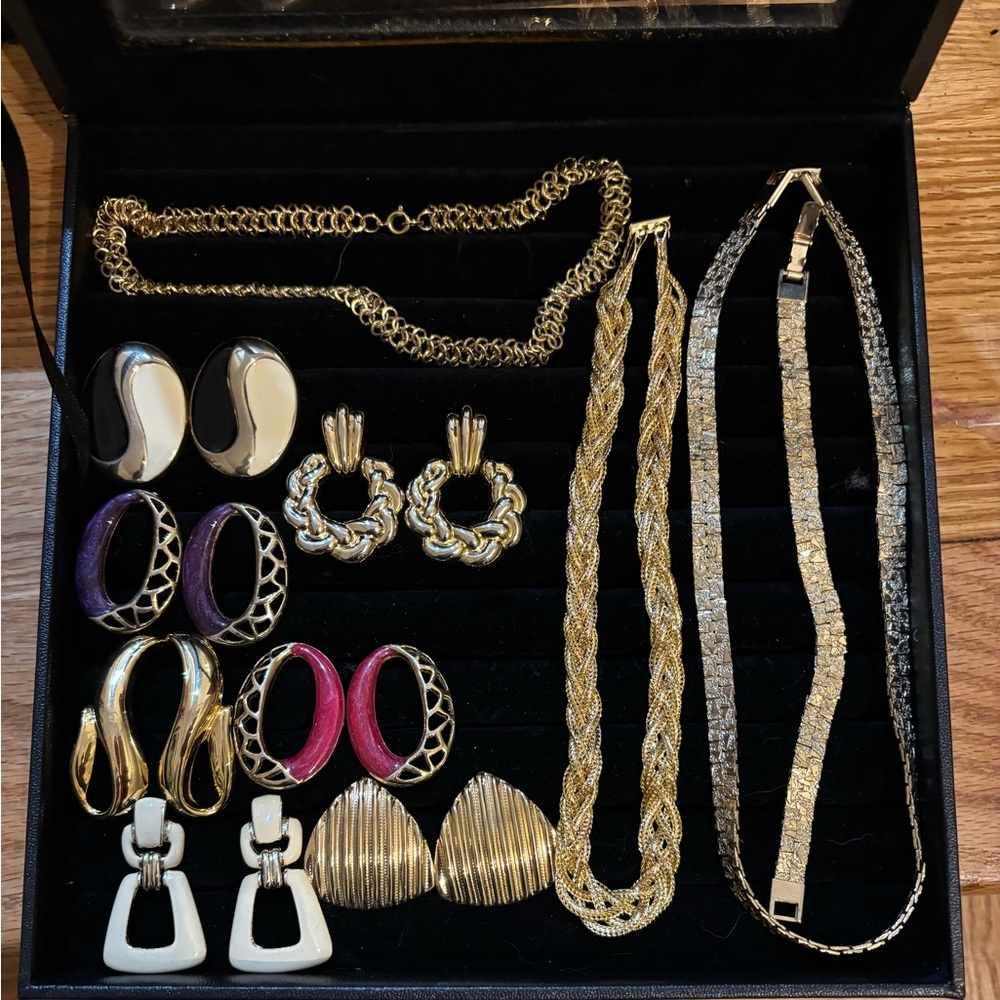 Elegant Gold tone Jewelry Set from the 1980s